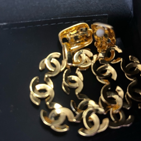 Vintage CHANEL Gold Logo Hoop Clip On Earrings - Picture 11 of 13